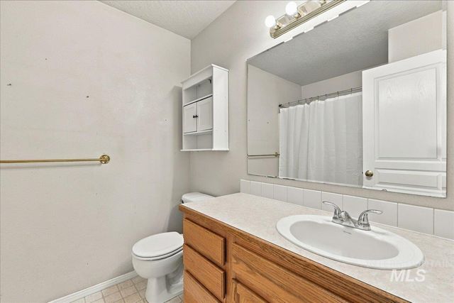 7649 Arlington Dr, Nampa, ID 83687