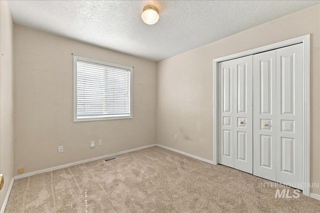 7649 Arlington Dr, Nampa, ID 83687