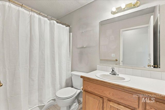7649 Arlington Dr, Nampa, ID 83687