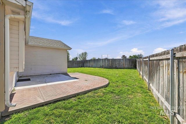 7649 Arlington Dr, Nampa, ID 83687