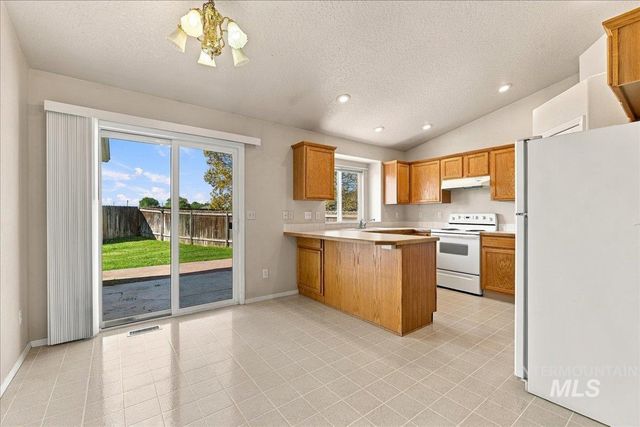 7649 Arlington Dr, Nampa, ID 83687