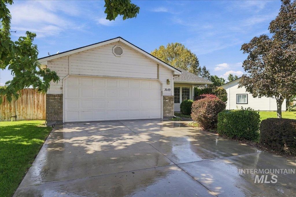 7649 Arlington Dr, Nampa, ID 83687