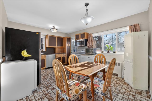 59 Holly Road, Hewlett, NY 11557