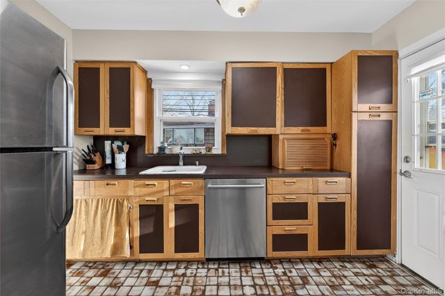 59 Holly Road, Hewlett, NY 11557