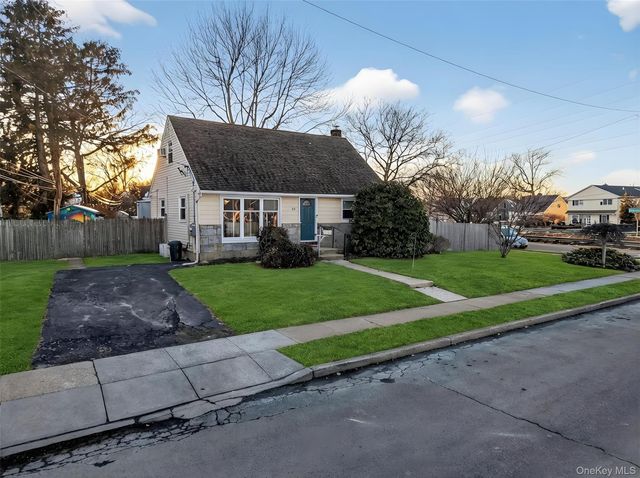 59 Holly Road, Hewlett, NY 11557