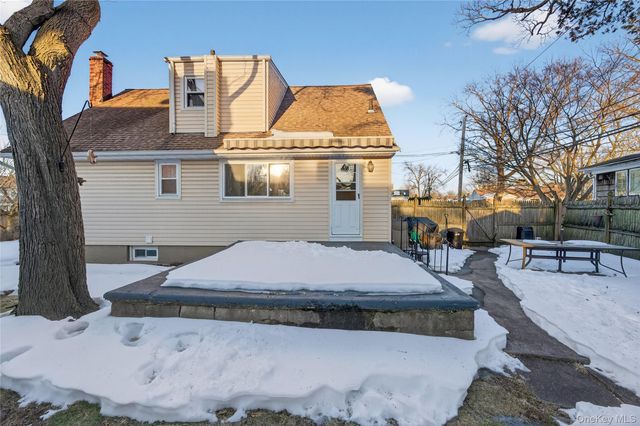 59 Holly Road, Hewlett, NY 11557