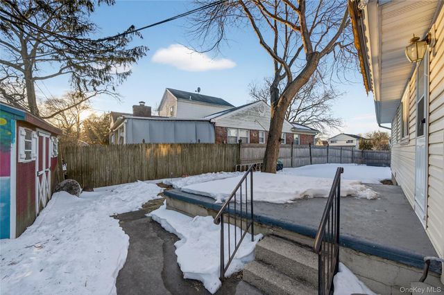 59 Holly Road, Hewlett, NY 11557