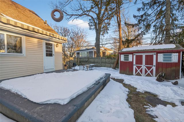 59 Holly Road, Hewlett, NY 11557