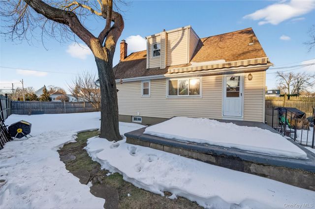 59 Holly Road, Hewlett, NY 11557