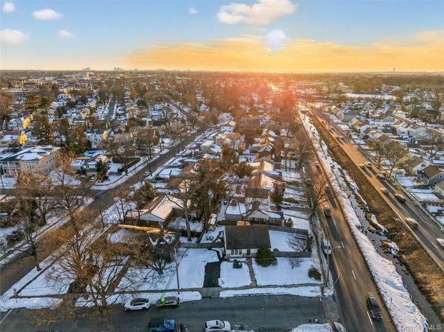 59 Holly Road, Hewlett, NY 11557