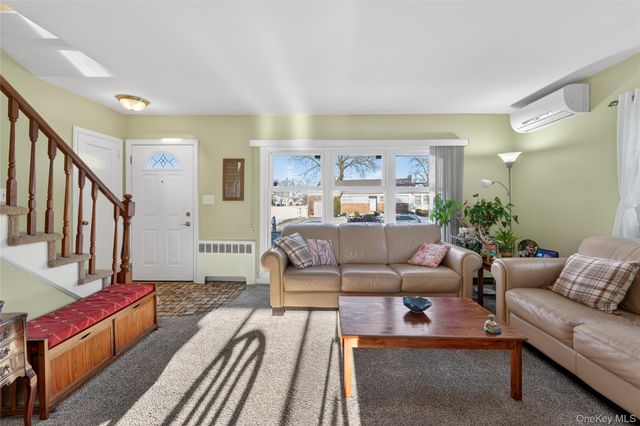 59 Holly Road, Hewlett, NY 11557