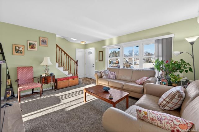 59 Holly Road, Hewlett, NY 11557