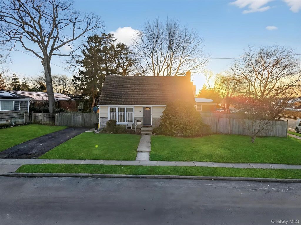 59 Holly Road, Hewlett, NY 11557