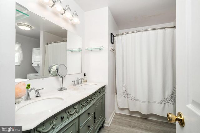 16 JERRYS DR, Burlington, NJ 08016