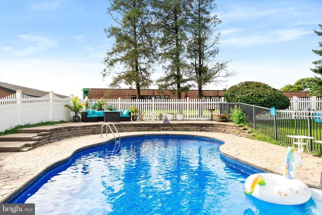 16 JERRYS DR, Burlington, NJ 08016