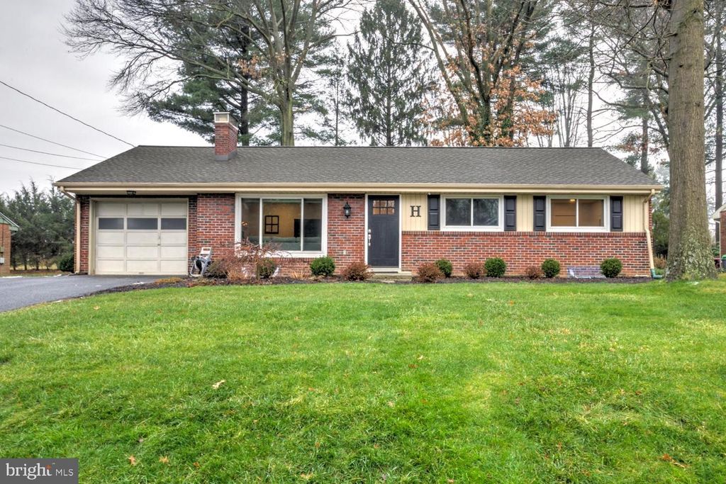 1562 VISTA RD, Lancaster, PA 17601