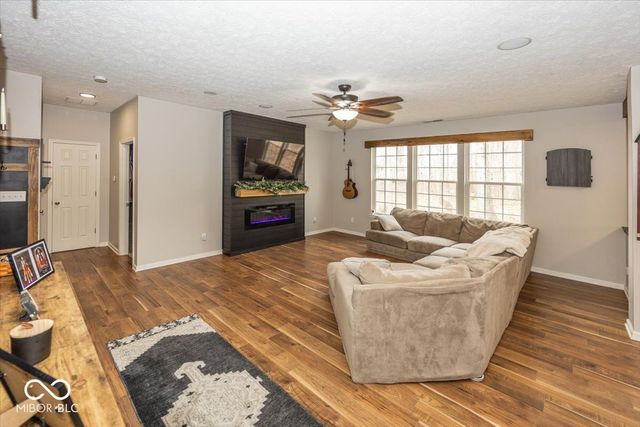 4162 S Woodtrail Lane, New Palestine, IN 46163