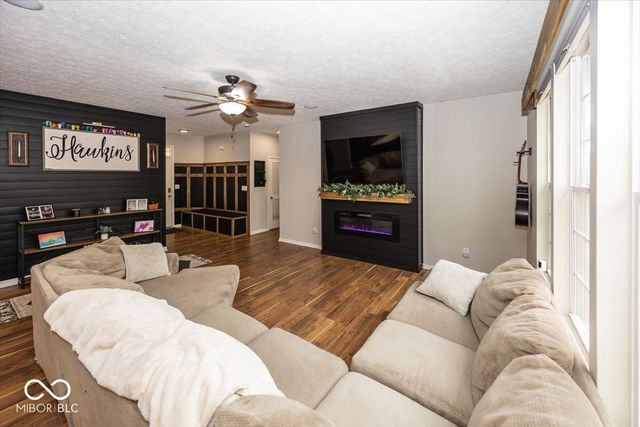 4162 S Woodtrail Lane, New Palestine, IN 46163