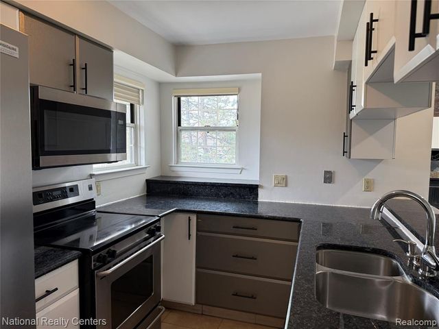 6677 Chimney Sweep, West Bloomfield, MI 48322
