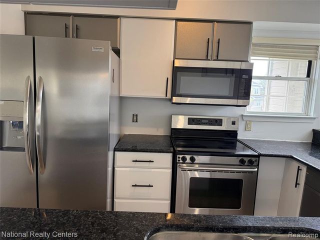 6677 Chimney Sweep, West Bloomfield, MI 48322