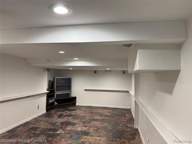 6677 Chimney Sweep, West Bloomfield, MI 48322