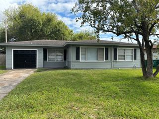 129 Lee Drive, La Marque, TX 77568