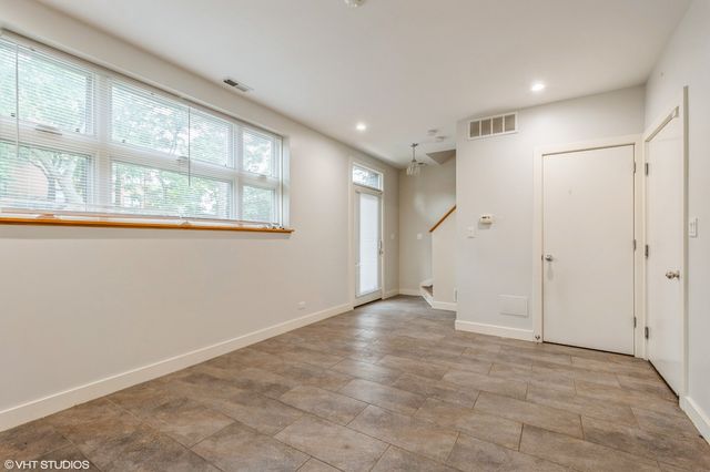 7209 N Oakley Avenue, Chicago, IL 60645
