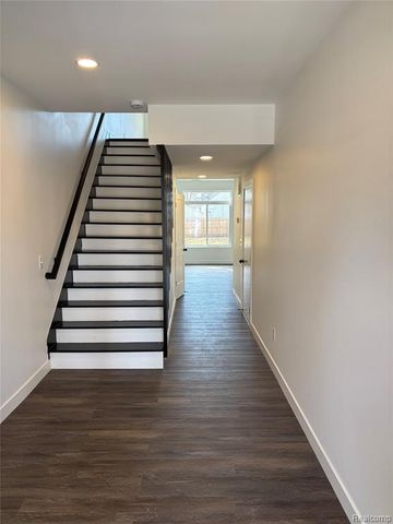 728 E Meyers Avenue, Hazel Park, MI 48030