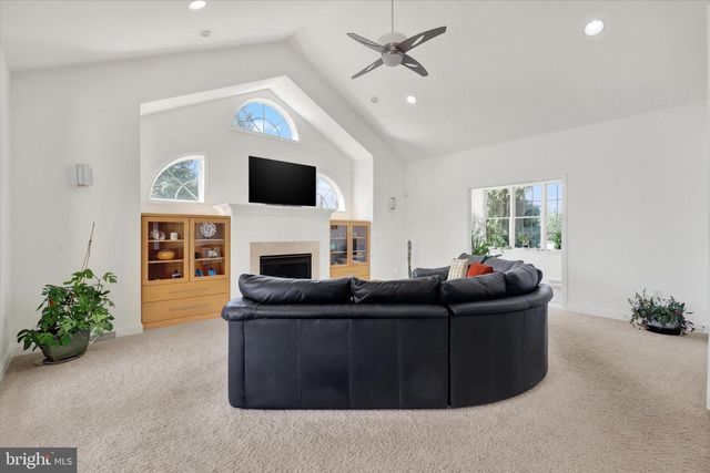 221 HICKORY LN, Hanover, PA 17331