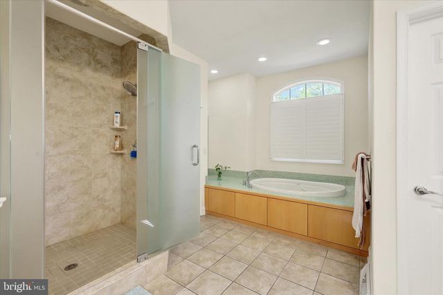 221 HICKORY LN, Hanover, PA 17331