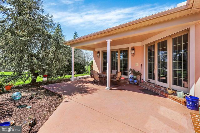 221 HICKORY LN, Hanover, PA 17331
