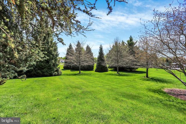 221 HICKORY LN, Hanover, PA 17331