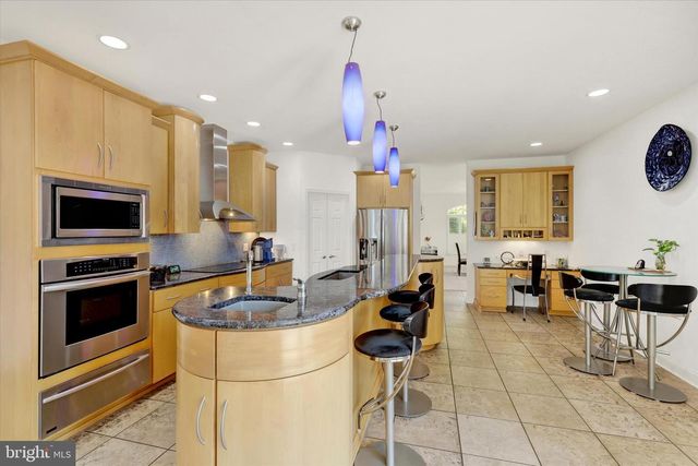 221 HICKORY LN, Hanover, PA 17331