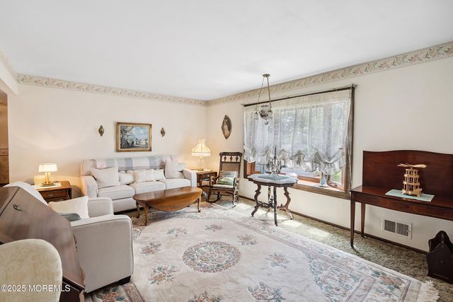 620 Pacific Avenue, Beachwood, NJ 08722