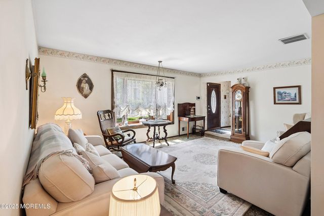 620 Pacific Avenue, Beachwood, NJ 08722
