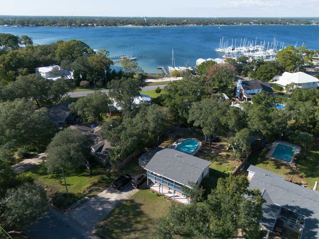 327 NE Yacht Club Drive, Fort Walton Beach, FL 32548