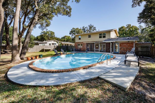 327 NE Yacht Club Drive, Fort Walton Beach, FL 32548