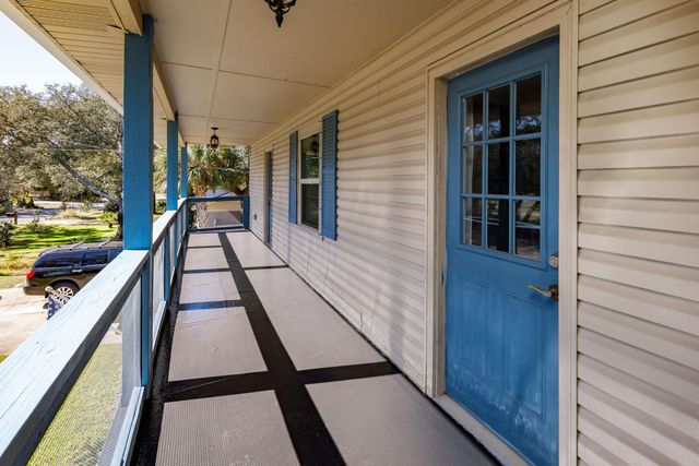 327 NE Yacht Club Drive, Fort Walton Beach, FL 32548