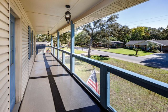 327 NE Yacht Club Drive, Fort Walton Beach, FL 32548
