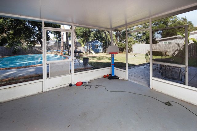 327 NE Yacht Club Drive, Fort Walton Beach, FL 32548