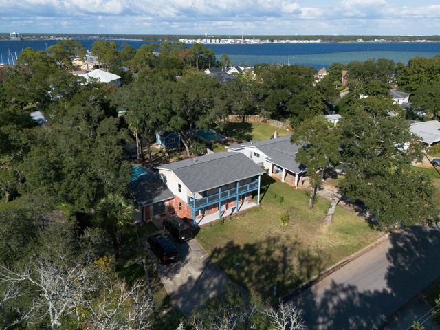 327 NE Yacht Club Drive, Fort Walton Beach, FL 32548