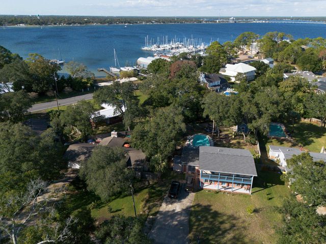327 NE Yacht Club Drive, Fort Walton Beach, FL 32548