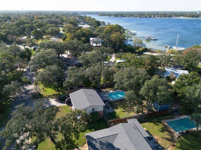 327 NE Yacht Club Drive, Fort Walton Beach, FL 32548