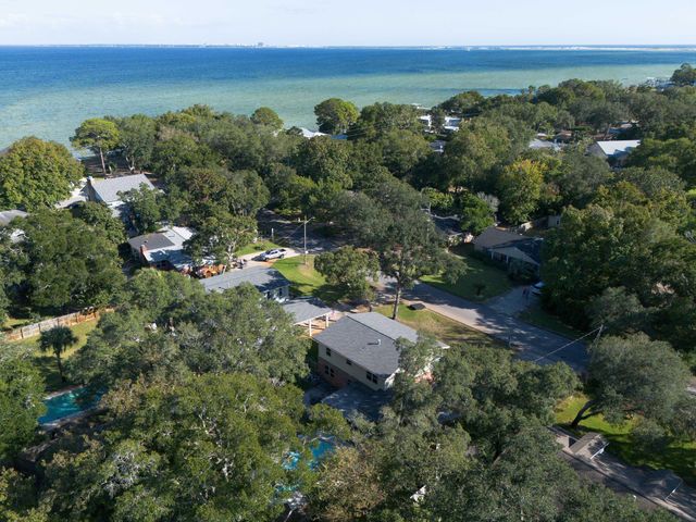 327 NE Yacht Club Drive, Fort Walton Beach, FL 32548