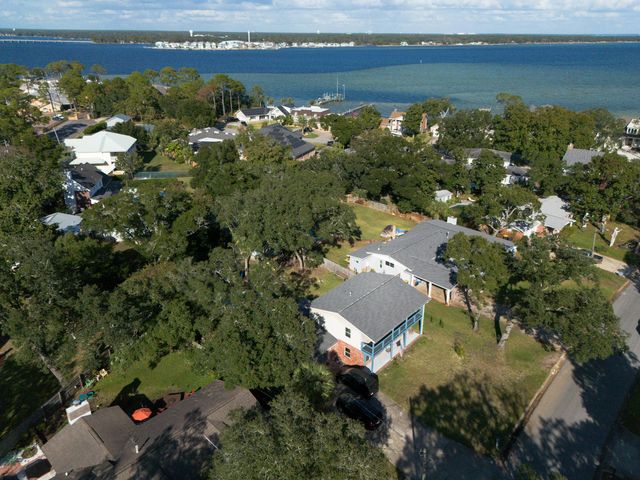 327 NE Yacht Club Drive, Fort Walton Beach, FL 32548