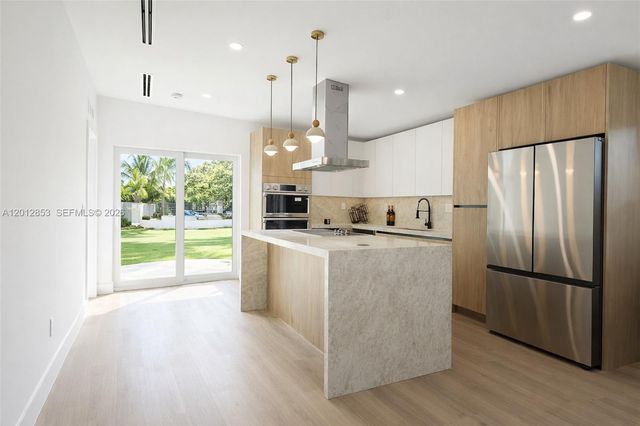 2416 NE 19th Ter, Wilton Manors, FL 33305