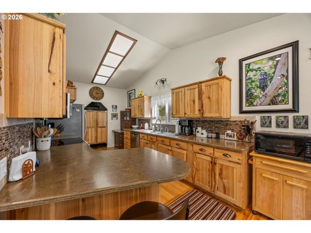 737 PINECREST Dr, Grants Pass, OR 97526