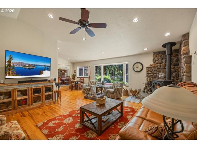 737 PINECREST Dr, Grants Pass, OR 97526
