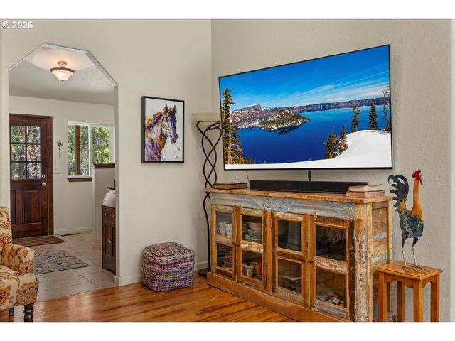 737 PINECREST Dr, Grants Pass, OR 97526