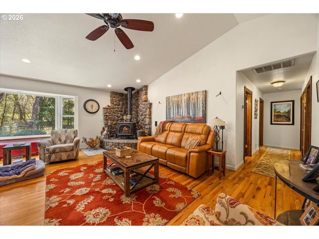 737 PINECREST Dr, Grants Pass, OR 97526
